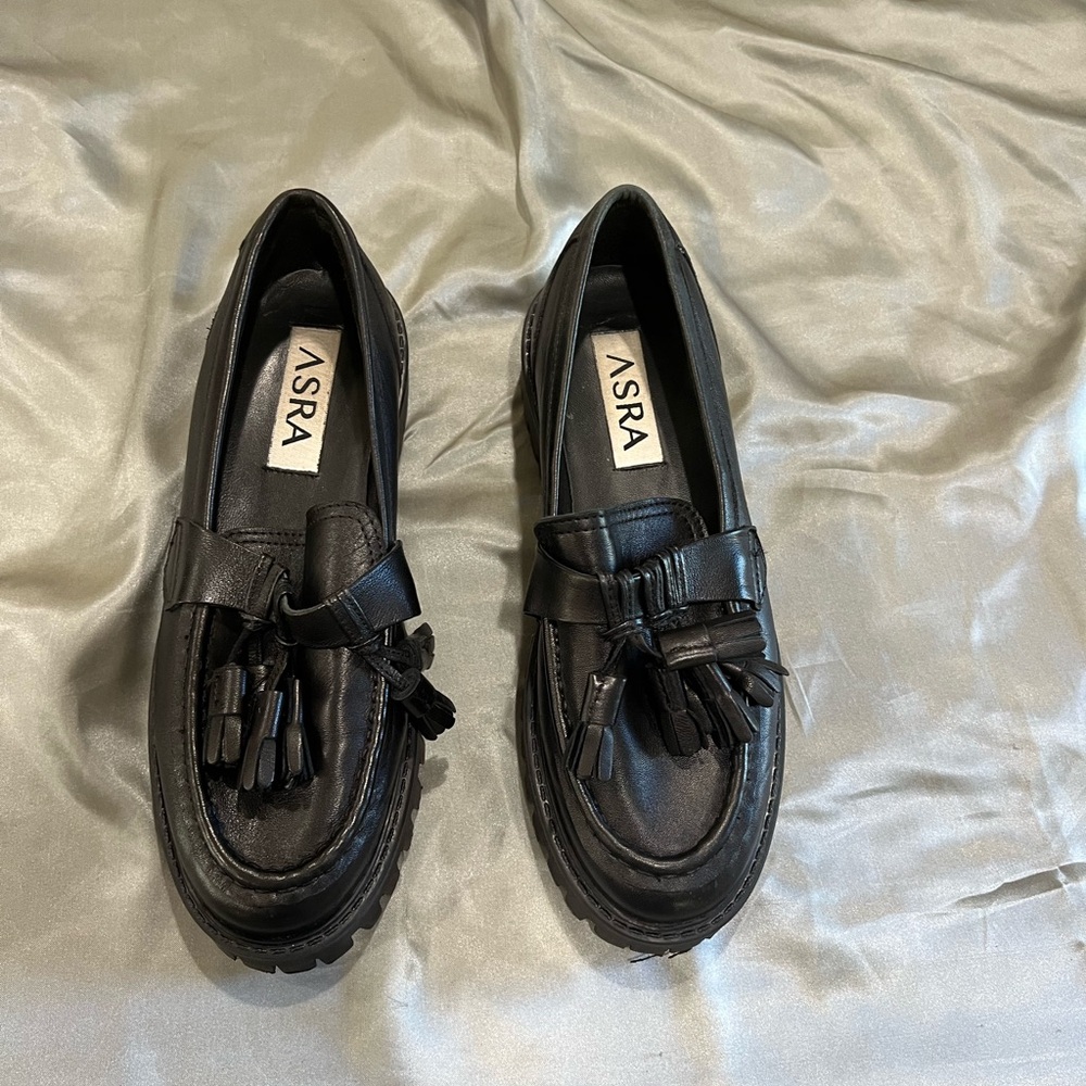 Almost new loafers in soft black leather
